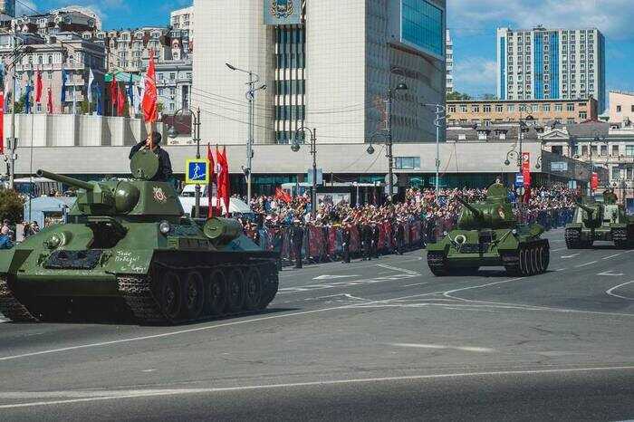 Владивосток встретил Парад Победы с танками и военными маршами